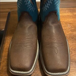Ariat Women’s Western Boots  Size 8B  In like new condition.